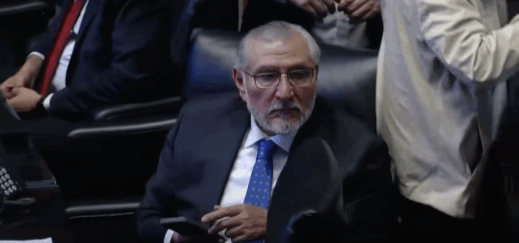 Adán Augusto López en sesión del Senado.